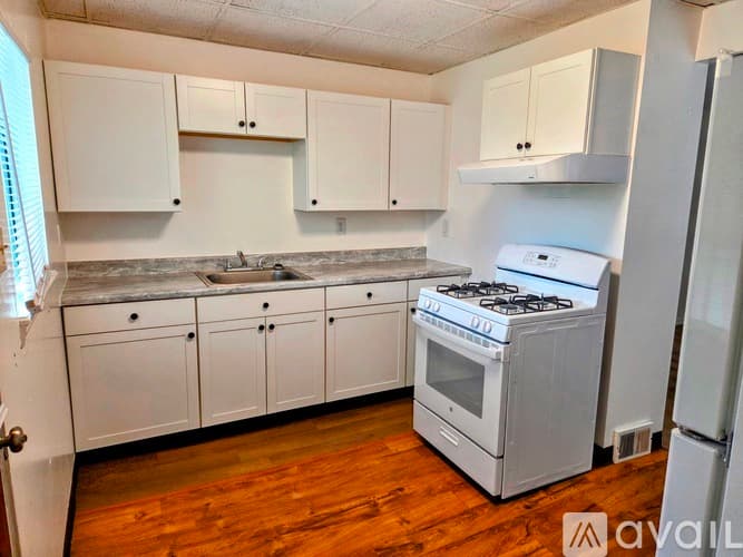 McKees Rocks Apartment: 705 Russellwood Avenue