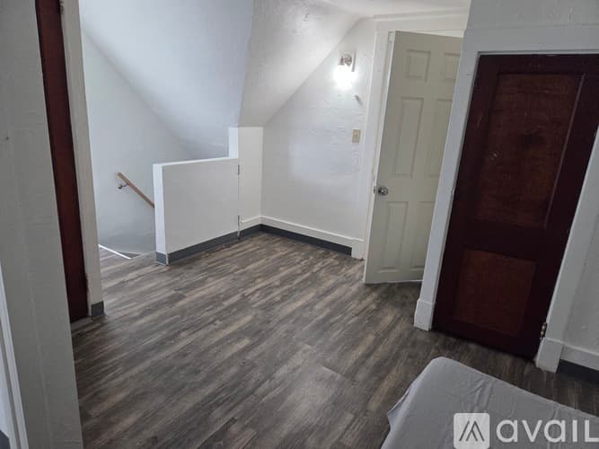 McKees Rocks Apartment: 705 Russellwood Avenue