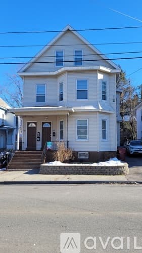 Lowell Apartment: 182 Pleasant Street