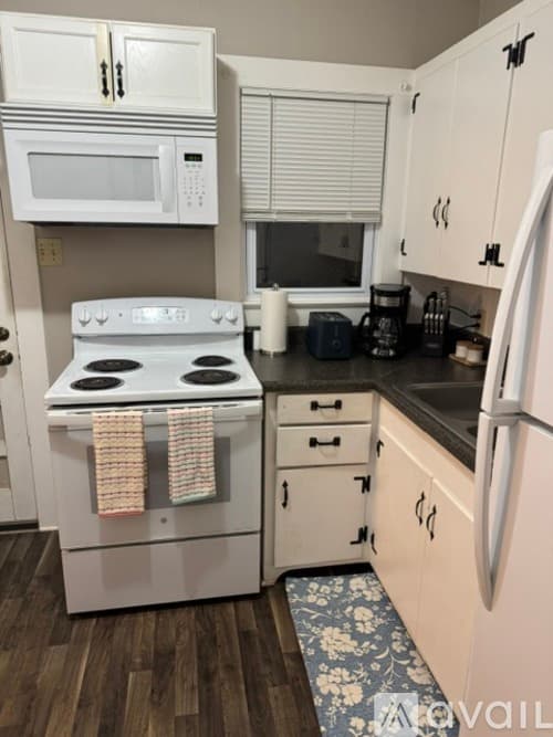 South Hill House: 1120 Goodes Ferry Rd