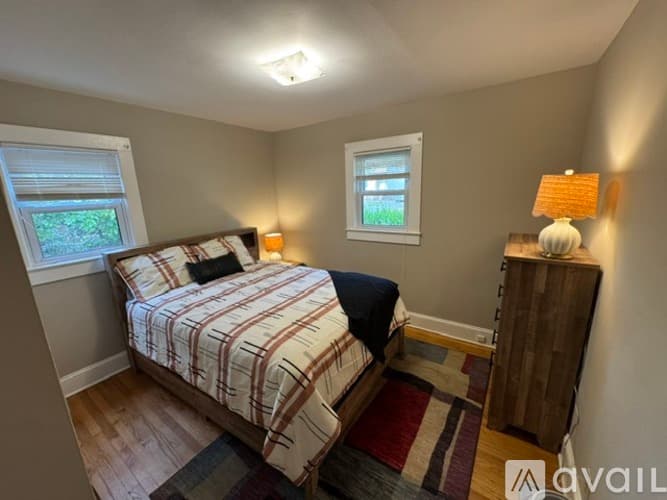 South Hill House: 1120 Goodes Ferry Rd