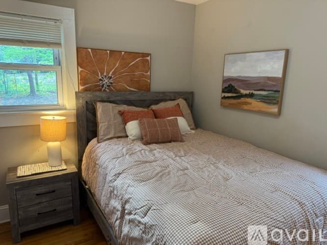 South Hill House: 1120 Goodes Ferry Rd