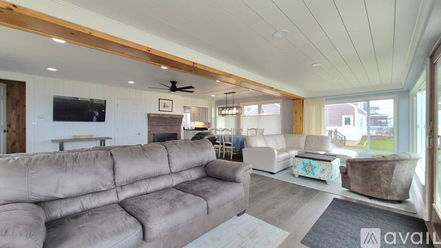 Wells House: 22 Gold Ribbon Dr