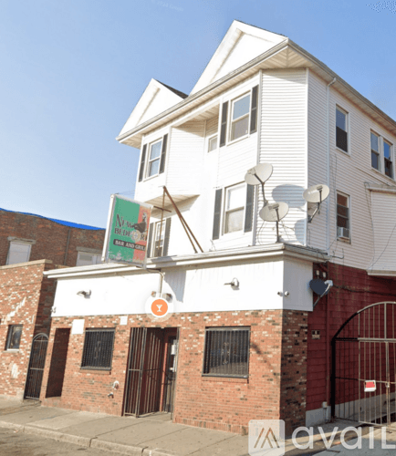 New Bedford Apartment: 116 County St