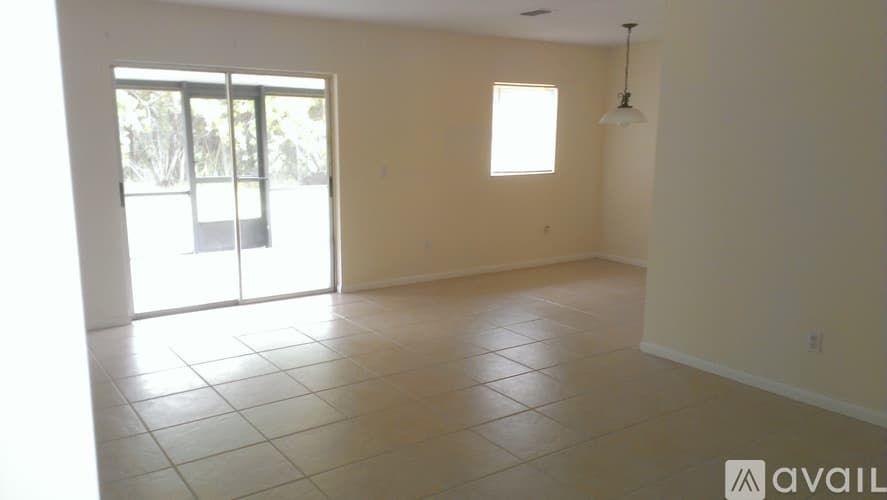 Port St. Lucie House: 351 SW Buswell Ave