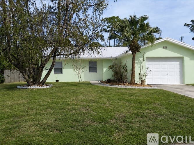 Port St. Lucie House: 351 SW Buswell Ave
