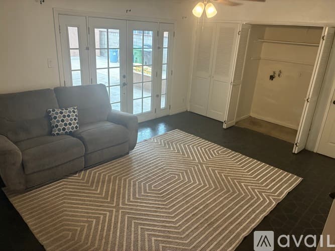 Alhambra House: 1320 Elm Street