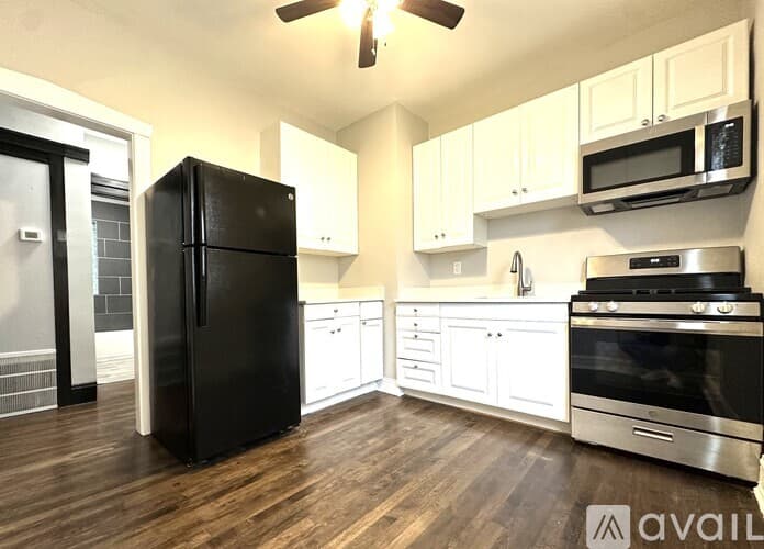 Chicago Apartment: 3502 08 W Grace St