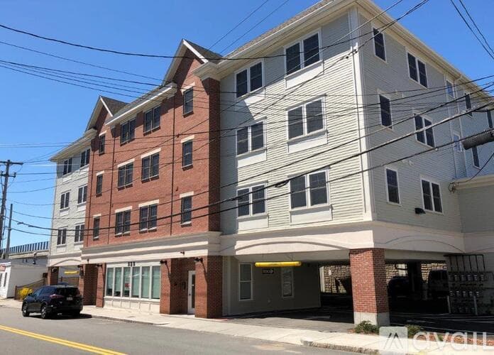 Dedham Apartment: 329 East St