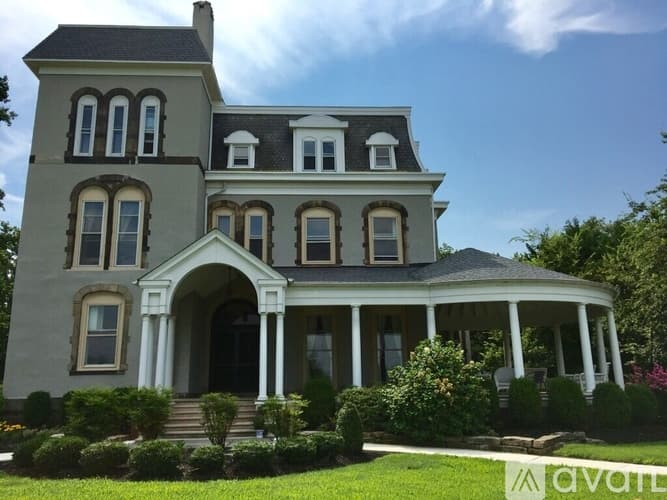 Riverton Apartment: 207 Bank Avenue