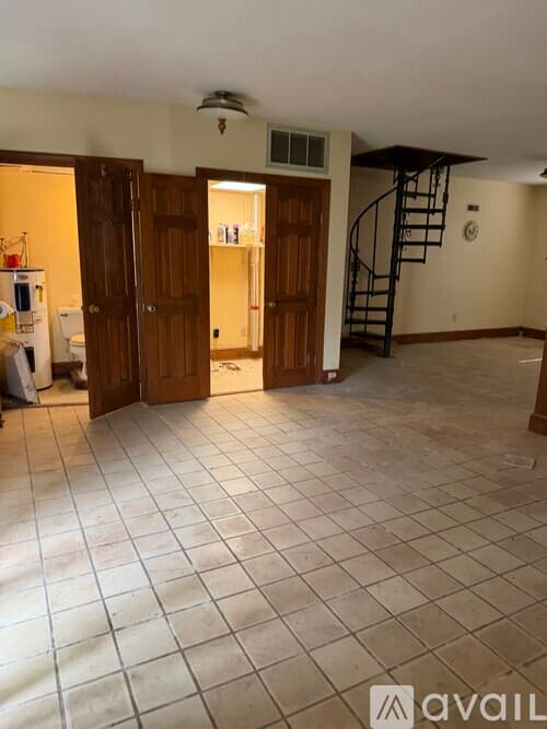 Littleton House: 725 Weavers Chapel Rd