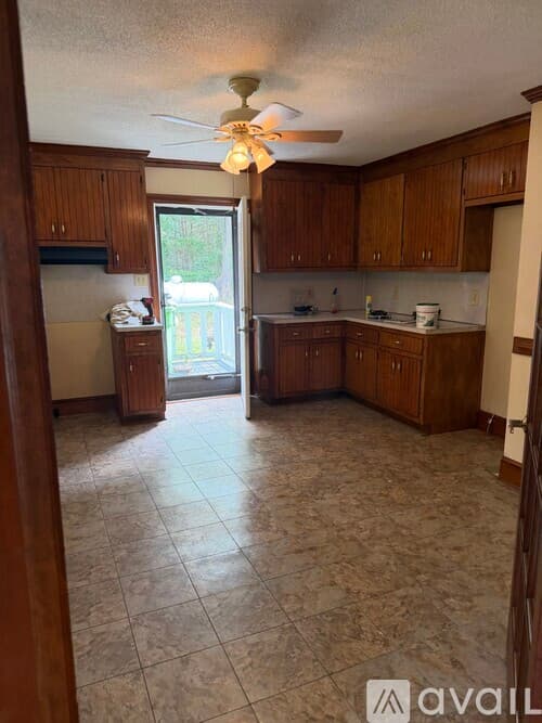 Littleton House: 725 Weavers Chapel Rd
