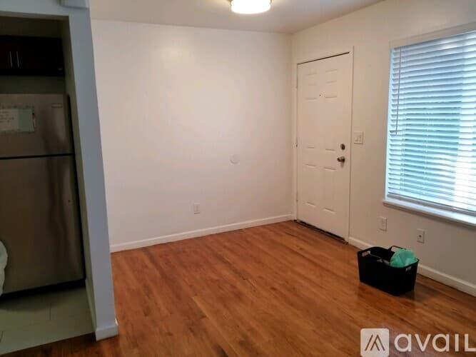 Bellevue Apartment: 10640 SE 16th St