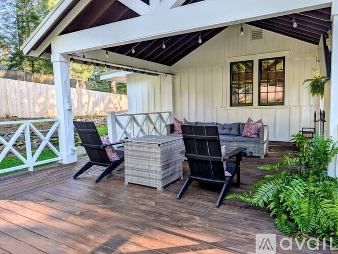 Lakemont House: 10 Oasis Rd