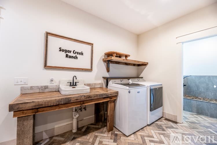 Little Flock House: 5724 Arkansas 94