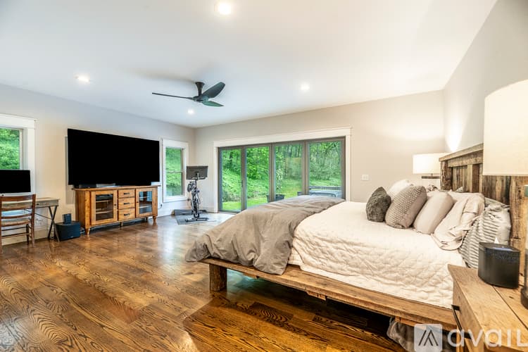Little Flock House: 5724 Arkansas 94