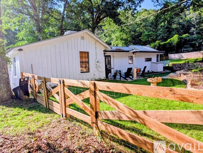 Lakemont House: 10 Oasis Rd