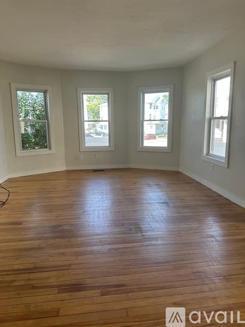 Worcester Apartment: 2 Massasoit Road