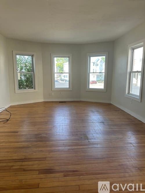 Worcester Apartment: 2 Massasoit Road