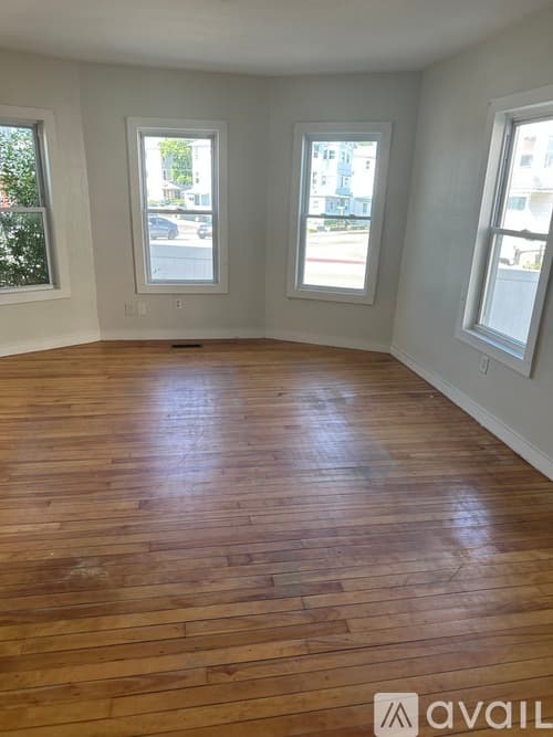 Worcester Apartment: 2 Massasoit Road