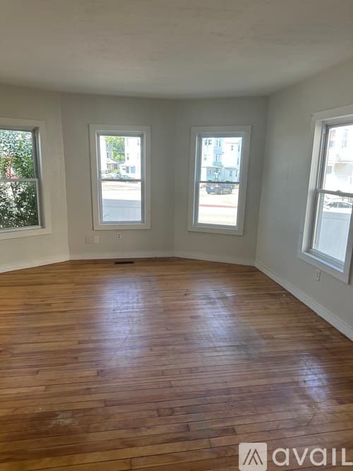 Worcester Apartment: 2 Massasoit Road