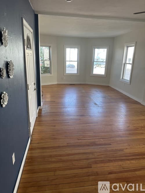 Worcester Apartment: 2 Massasoit Road