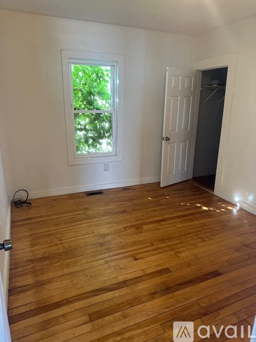 Worcester Apartment: 2 Massasoit Road