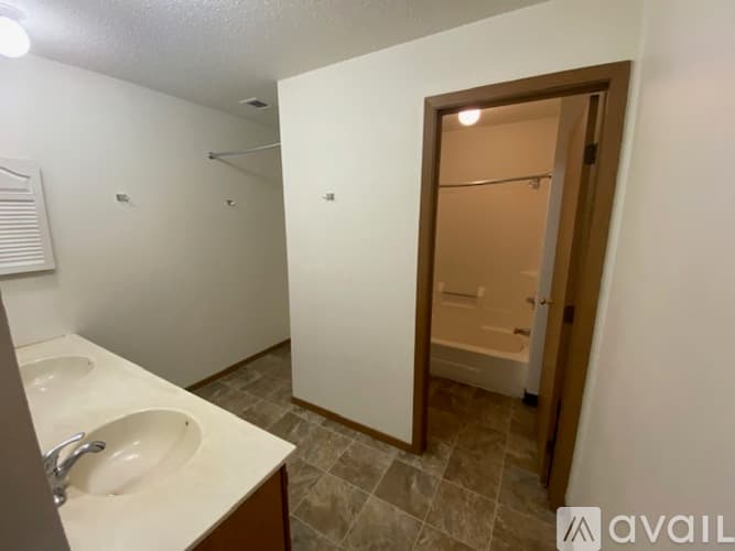 St. Cloud Apartment: 1010 6th Ave S