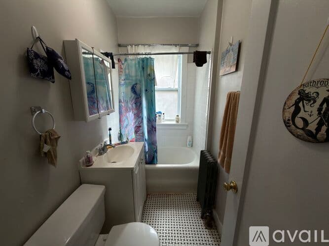 Chicago Apartment: 6437 N Leavitt St