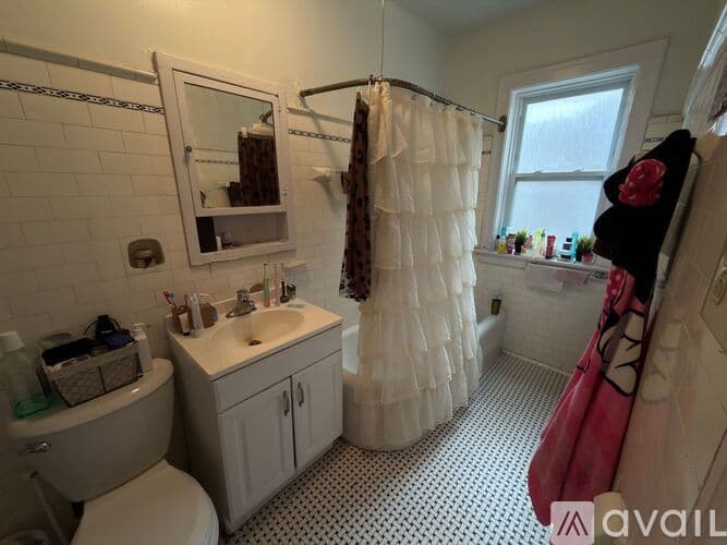 Chicago Apartment: 6437 N Leavitt St