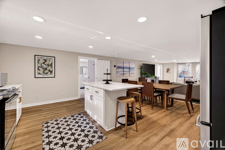 Savannah Townhome: 17 W Park Ave