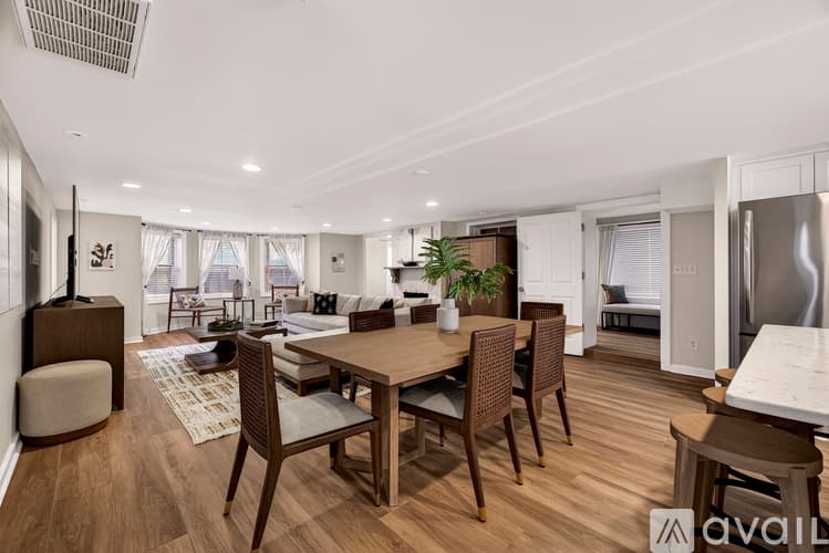 Savannah Townhome: 17 W Park Ave