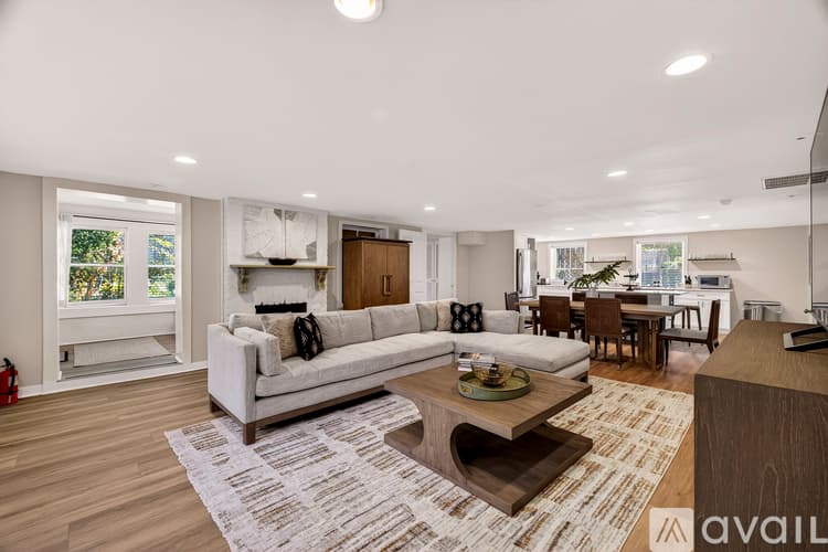 Savannah Townhome: 17 W Park Ave