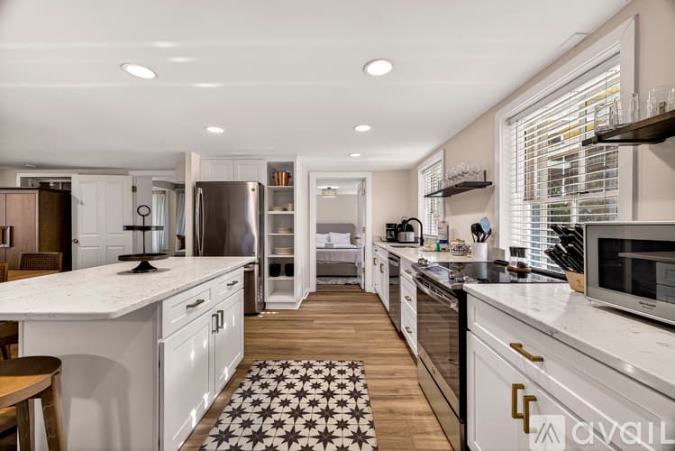 Savannah Townhome: 17 W Park Ave