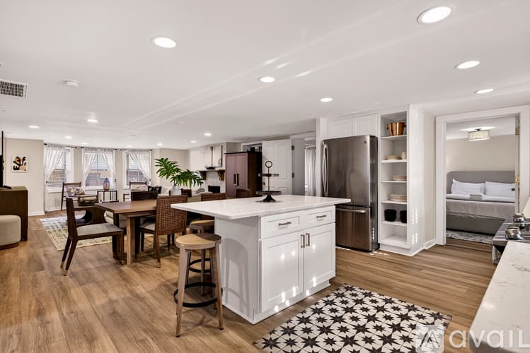 Savannah Townhome: 17 W Park Ave