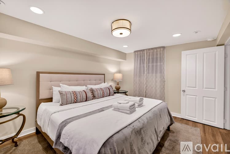 Savannah Townhome: 17 W Park Ave