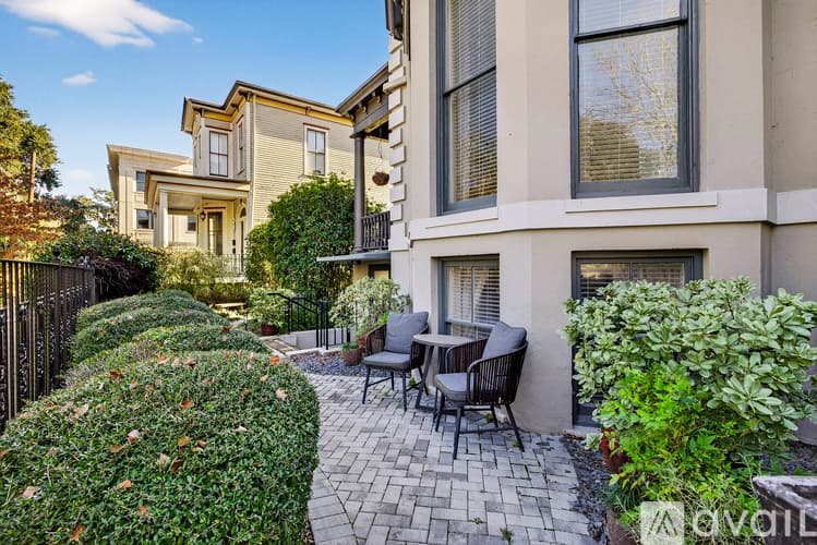 Savannah Townhome: 17 W Park Ave