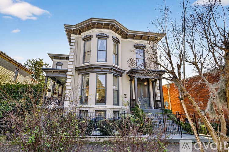 Savannah Townhome: 17 W Park Ave