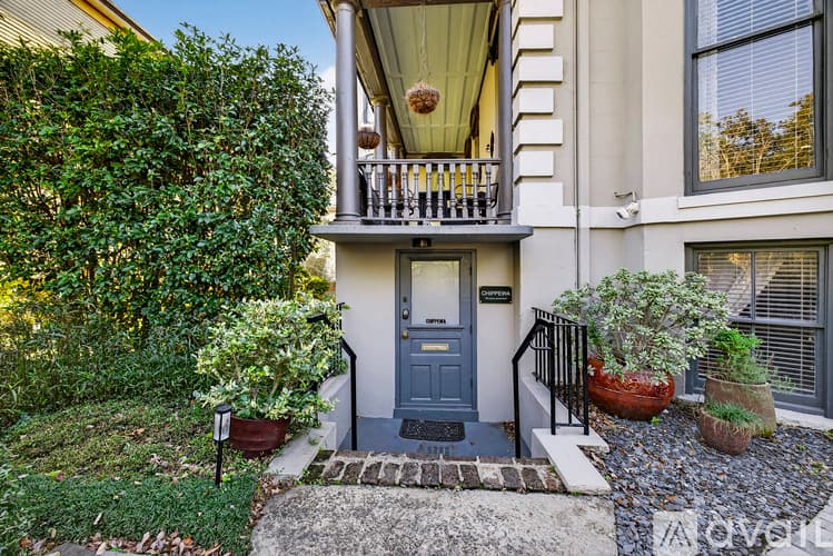 Savannah Townhome: 17 W Park Ave