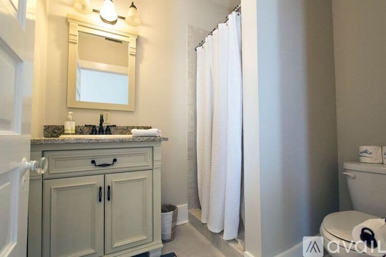 Savannah Apartment: 124 E Liberty