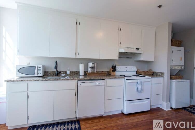 Savannah Apartment: 124 E Liberty
