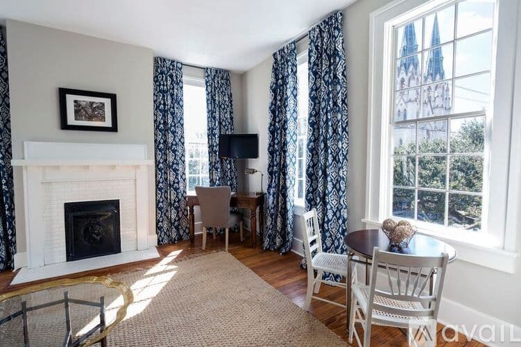 Savannah Apartment: 124 E Liberty