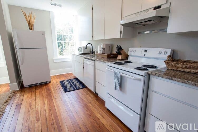 Savannah Apartment: 124 E Liberty