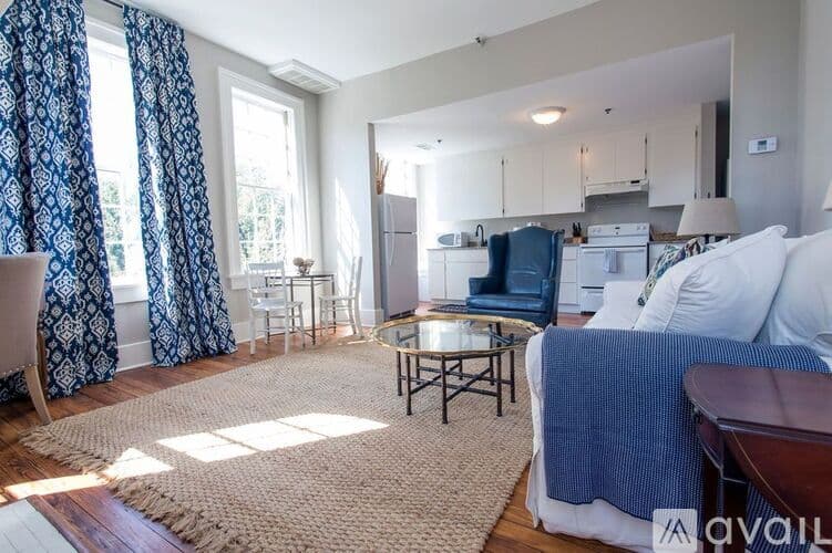 Savannah Apartment: 124 E Liberty