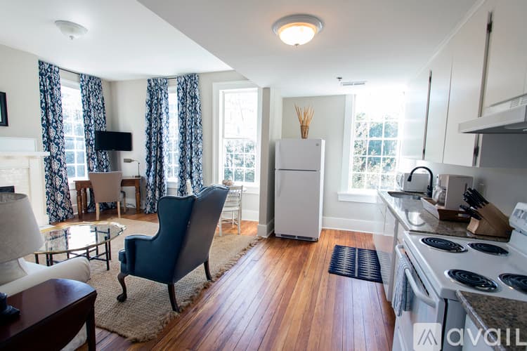 Savannah Apartment: 124 E Liberty