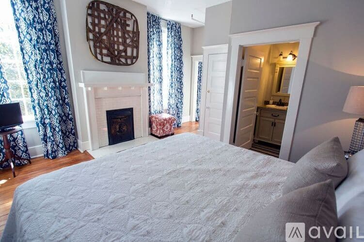 Savannah Apartment: 124 E Liberty