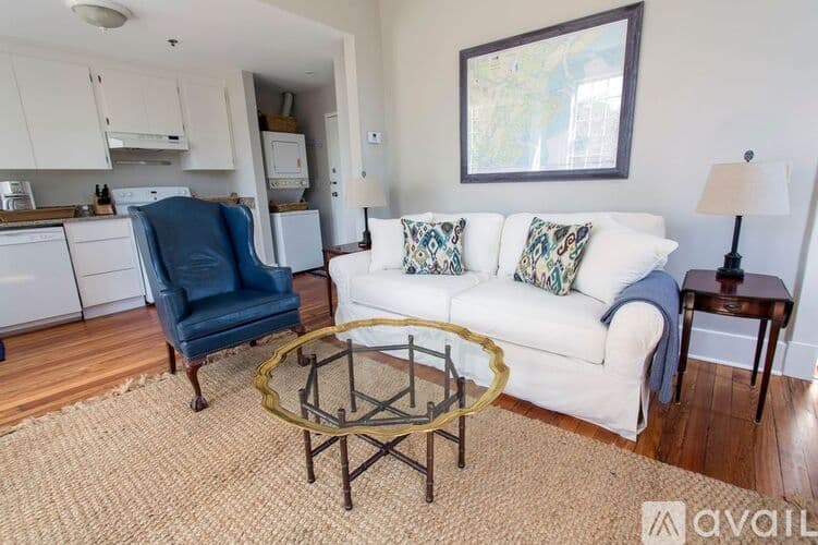 Savannah Apartment: 124 E Liberty