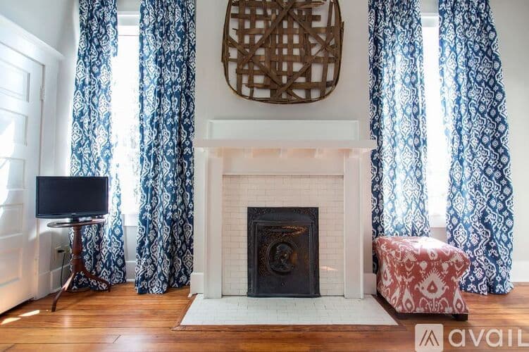 Savannah Apartment: 124 E Liberty