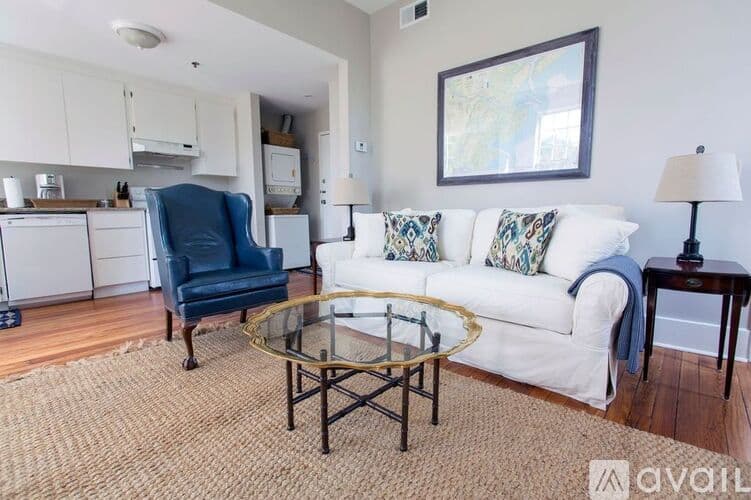 Savannah Apartment: 124 E Liberty