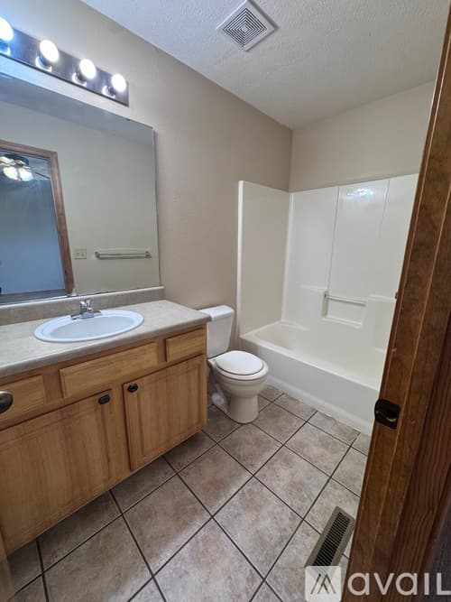 Nixa House: 125 W Trail Point Dr